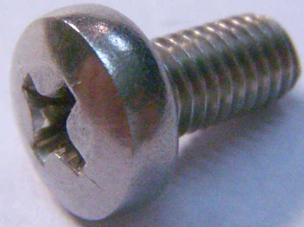 крепежный винт М5