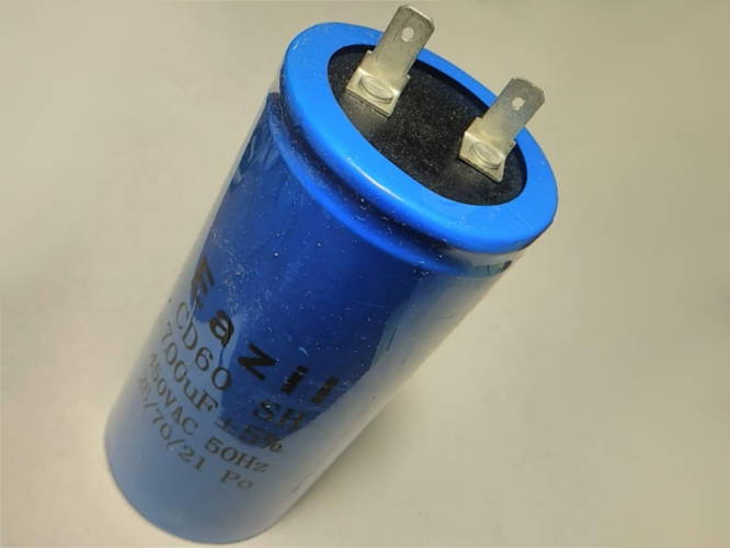 Пусковой конденсатор 50*107 емкостью 700 мкФ