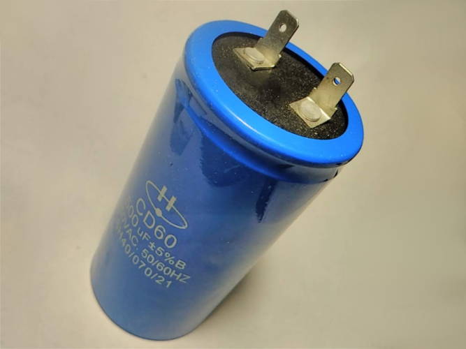 Starting capacitor d50 L100 with a capacity of 500 μF