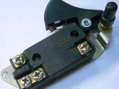 на пластине с фиксатором