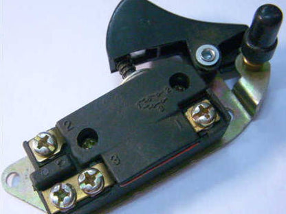 на пластине с фиксатором