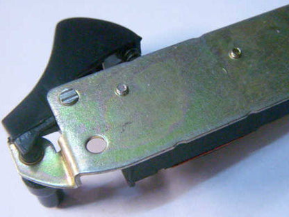 на пластине с фиксатором