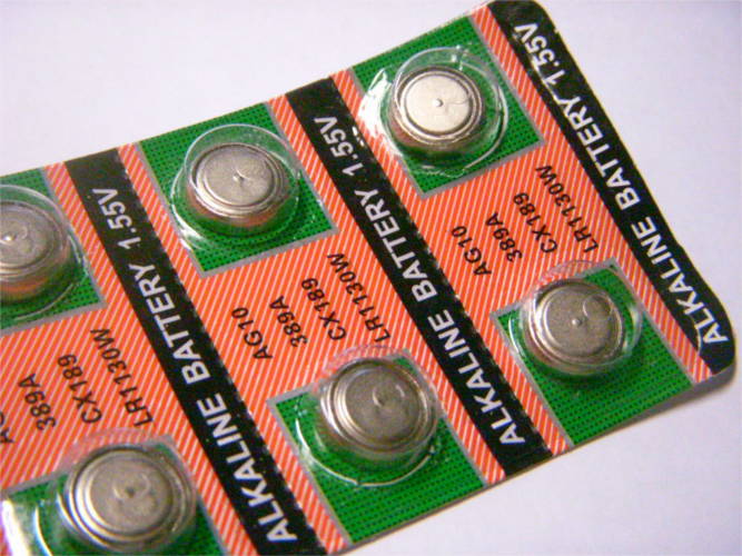 с будильником на маленькой батарейке